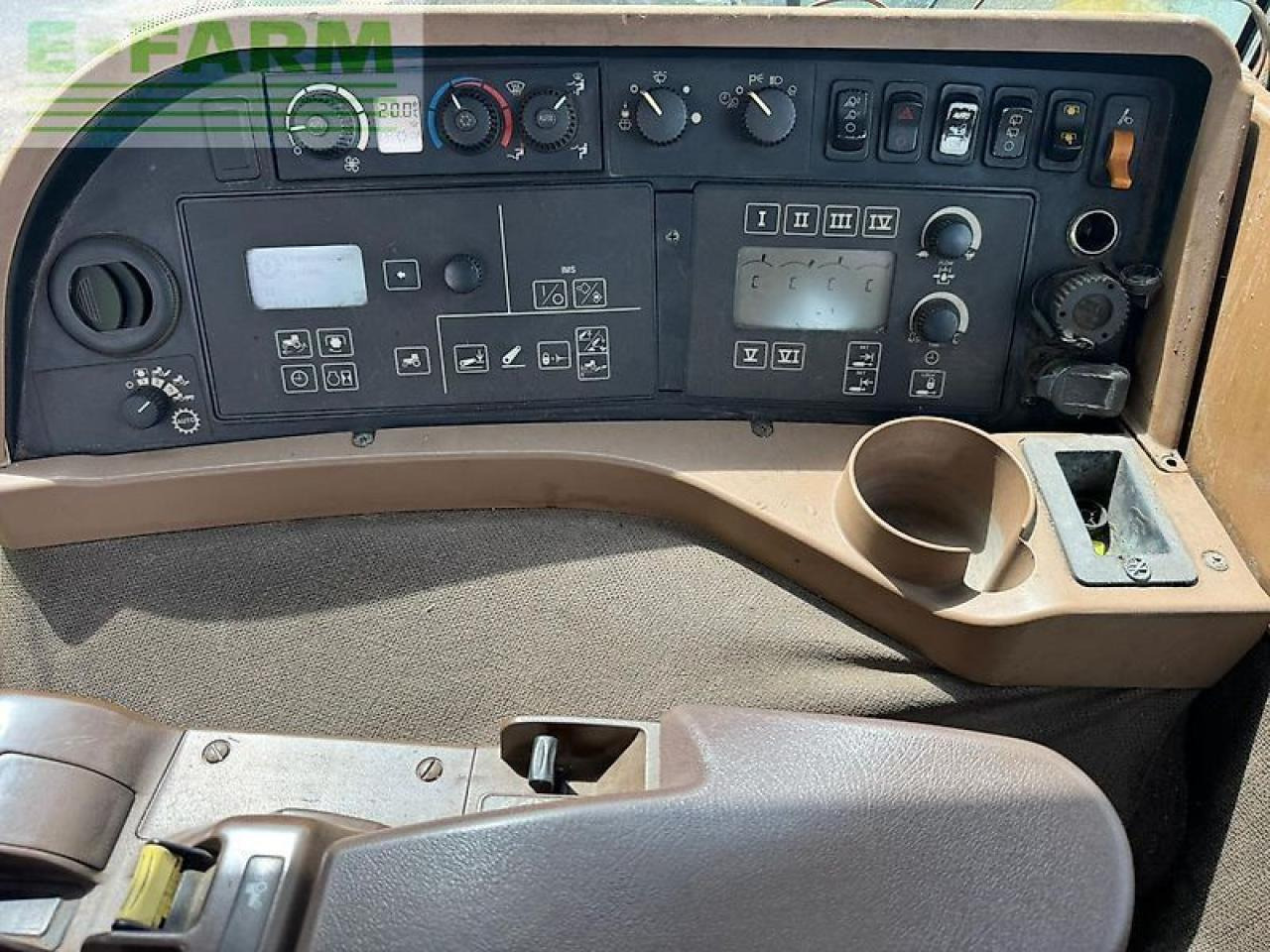 John Deere 8330 - Traktor: slika 4 John Deere 8330 - Traktor: slika 4