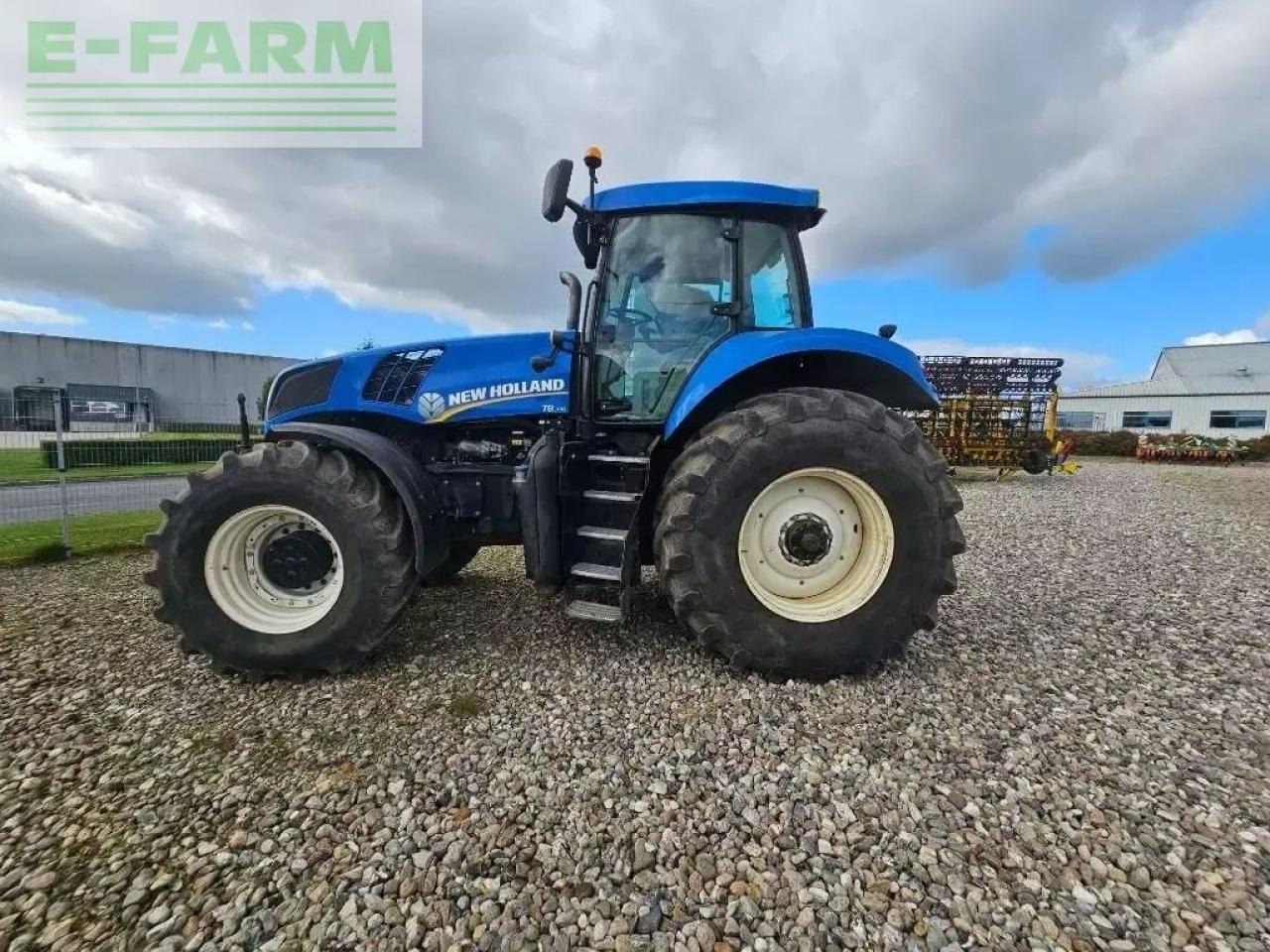 New Holland t 8.300 - Traktor: slika 1 New Holland t 8.300 - Traktor: slika 1