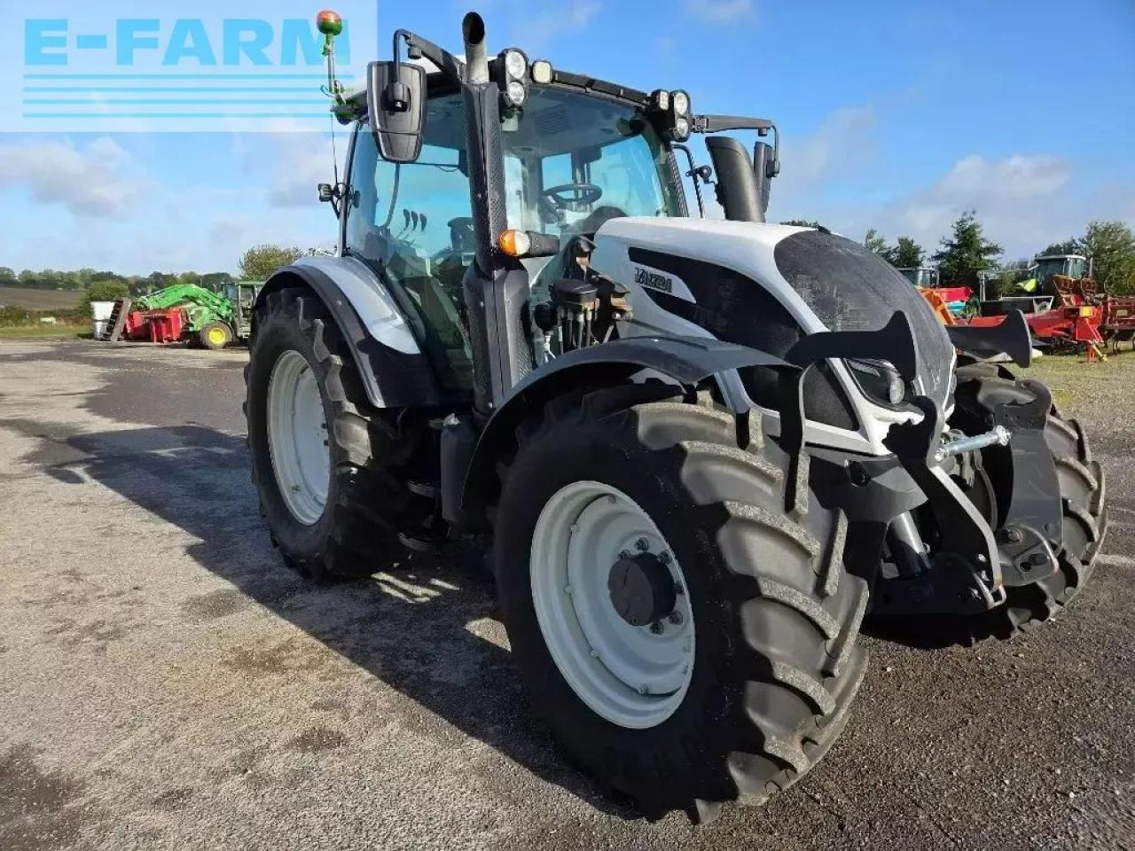Valtra n124 hitech h5 HiTech - Traktor: slika 2 Valtra n124 hitech h5 HiTech - Traktor: slika 2