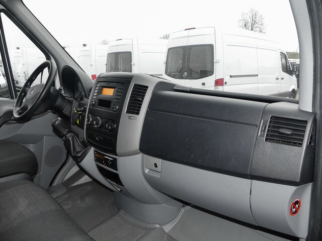 MERCEDES-BENZ Sprinter 311 CDI DOKA Pritsche,AHK,Standheizung - Dostavno vozilo s kesonom, Dostavno vozilo z dvojno kabino: slika 2 MERCEDES-BENZ Sprinter 311 CDI DOKA Pritsche,AHK,Standheizung - Dostavno vozilo s kesonom, Dostavno vozilo z dvojno kabino: slika 2