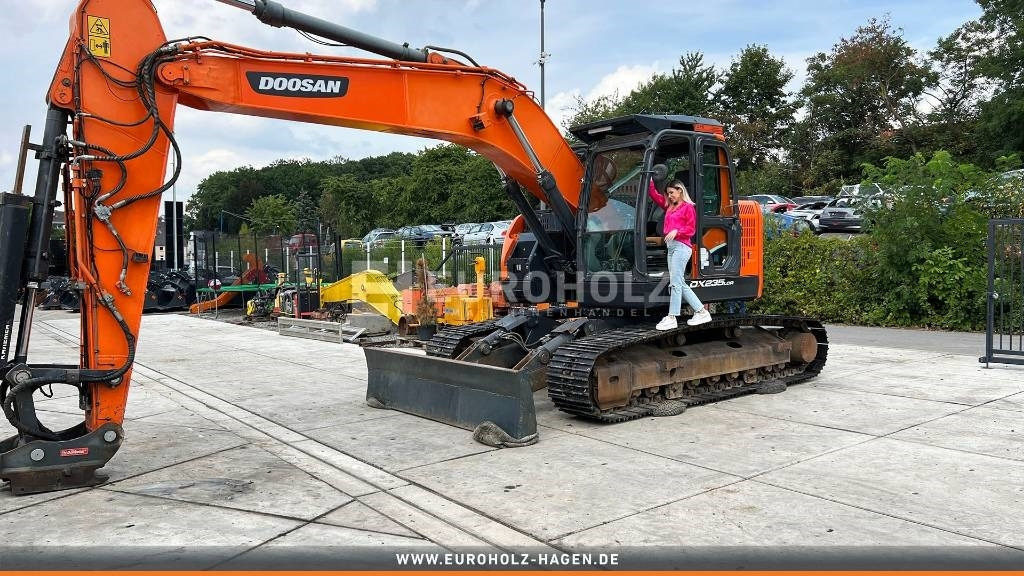 Doosan Kettenbagger DX 235 LCR-5, hyd. SW OilQuick 70-55 - Bager goseničar: slika 2 Doosan Kettenbagger DX 235 LCR-5, hyd. SW OilQuick 70-55 - Bager goseničar: slika 2