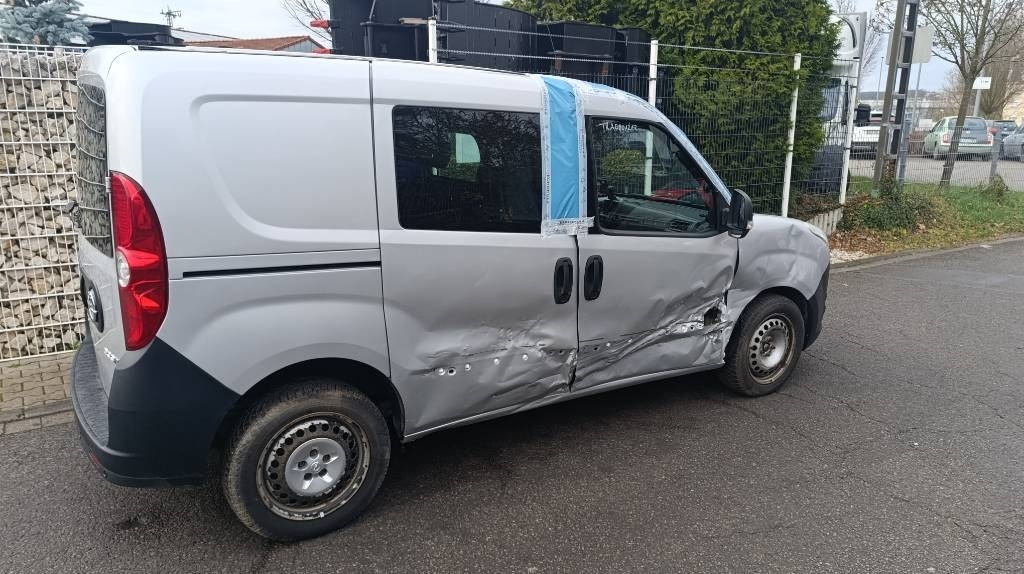 Opel Combo Kastenwagen Transp. Seitenschaden fahrbereit - Dostavno vozilo z zabojnikom: slika 3 Opel Combo Kastenwagen Transp. Seitenschaden fahrbereit - Dostavno vozilo z zabojnikom: slika 3