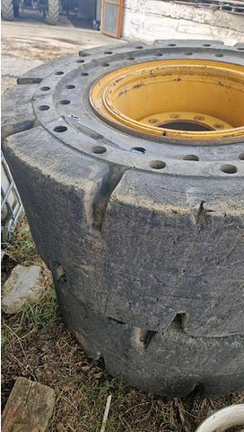 Big Vollgummi Räder 20,5 x 25 mit Volvo Felgen - Guma: slika 3 Big Vollgummi Räder 20,5 x 25 mit Volvo Felgen - Guma: slika 3