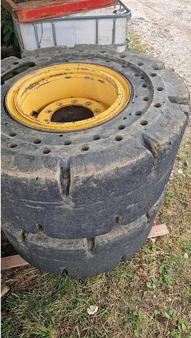 Big Vollgummi Räder 20,5 x 25 mit Volvo Felgen - Guma: slika 2 Big Vollgummi Räder 20,5 x 25 mit Volvo Felgen - Guma: slika 2