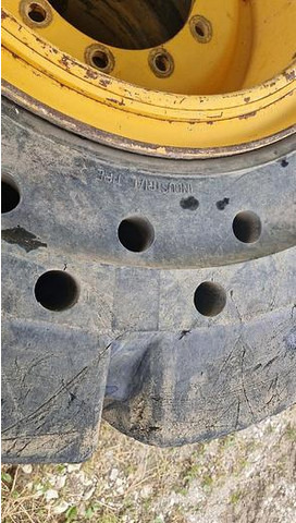 Big Vollgummi Räder 20,5 x 25 mit Volvo Felgen - Guma: slika 4 Big Vollgummi Räder 20,5 x 25 mit Volvo Felgen - Guma: slika 4