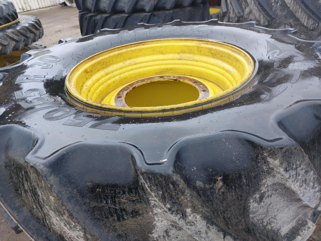 Continental 900/60R38 750/55R30 John Deere 8335R 8430 8530 - Gume in platišča: slika 4 Continental 900/60R38 750/55R30 John Deere 8335R 8430 8530 - Gume in platišča: slika 4