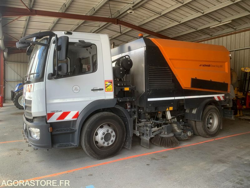 BALAYEUSE COMPOSÉE D'UN PORTEUR MERCEDES ET D'UN SYSTÈME DE BALAYAGE SCHMIDT - Vozilo za pometanje: slika 1 BALAYEUSE COMPOSÉE D'UN PORTEUR MERCEDES ET D'UN SYSTÈME DE BALAYAGE SCHMIDT - Vozilo za pometanje: slika 1