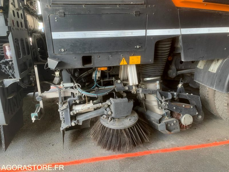 BALAYEUSE COMPOSÉE D'UN PORTEUR MERCEDES ET D'UN SYSTÈME DE BALAYAGE SCHMIDT - Vozilo za pometanje: slika 3 BALAYEUSE COMPOSÉE D'UN PORTEUR MERCEDES ET D'UN SYSTÈME DE BALAYAGE SCHMIDT - Vozilo za pometanje: slika 3