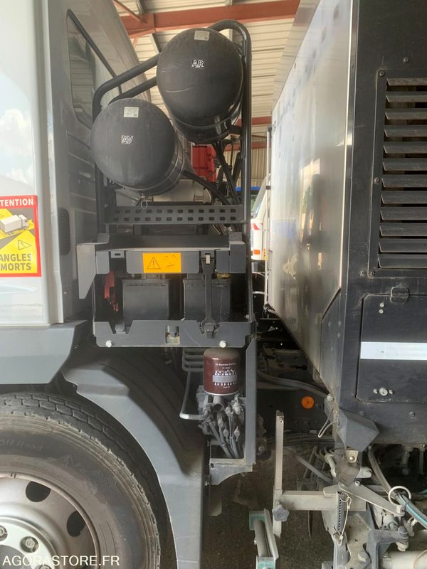 BALAYEUSE COMPOSÉE D'UN PORTEUR MERCEDES ET D'UN SYSTÈME DE BALAYAGE SCHMIDT - Vozilo za pometanje: slika 2 BALAYEUSE COMPOSÉE D'UN PORTEUR MERCEDES ET D'UN SYSTÈME DE BALAYAGE SCHMIDT - Vozilo za pometanje: slika 2