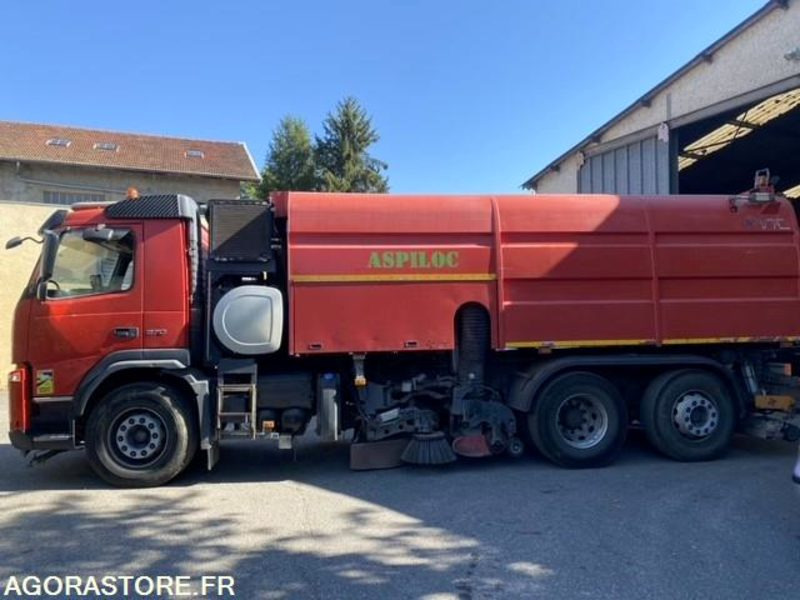 BALAYEUSE VOLVO ROUGE 6ROUES - ANNEE 2011- 298975KMS - Vozilo za pometanje: slika 4 BALAYEUSE VOLVO ROUGE 6ROUES - ANNEE 2011- 298975KMS - Vozilo za pometanje: slika 4