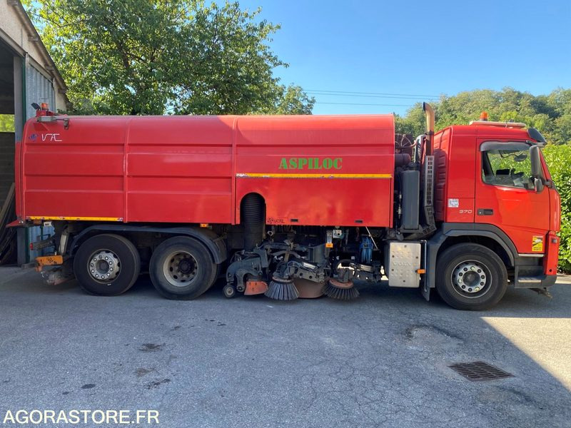 BALAYEUSE VOLVO ROUGE 6ROUES - ANNEE 2011- 298975KMS - Vozilo za pometanje: slika 1 BALAYEUSE VOLVO ROUGE 6ROUES - ANNEE 2011- 298975KMS - Vozilo za pometanje: slika 1