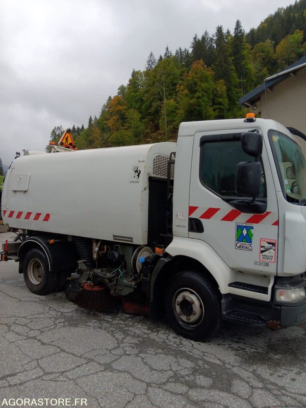 BALAYEUSE de Voiries- RENAULT MIDLUM 220 DXI avec aspiratrice EUROVOIRIE - Vozilo za pometanje: slika 4 BALAYEUSE de Voiries- RENAULT MIDLUM 220 DXI avec aspiratrice EUROVOIRIE - Vozilo za pometanje: slika 4