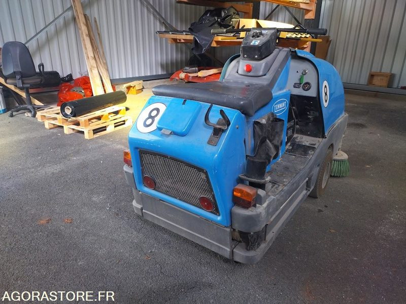 Balayeuse aspiratrice de trottoirs TENNANT LITTER HAWK 4100 - Vozilo za pometanje: slika 2 Balayeuse aspiratrice de trottoirs TENNANT LITTER HAWK 4100 - Vozilo za pometanje: slika 2