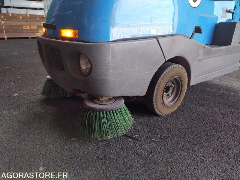 Balayeuse aspiratrice de trottoirs TENNANT LITTER HAWK 4100 - Vozilo za pometanje: slika 4 Balayeuse aspiratrice de trottoirs TENNANT LITTER HAWK 4100 - Vozilo za pometanje: slika 4