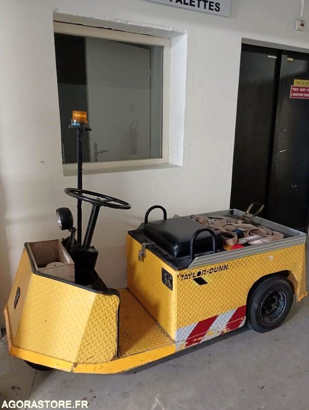 Chariot électrique TAYLOR DUNN - Bon état - 2010 - Vlečni traktor: slika 1 Chariot électrique TAYLOR DUNN - Bon état - 2010 - Vlečni traktor: slika 1