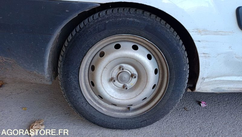 Dacia Logan - 2012 - 111131km - Poltovornjak: slika 4 Dacia Logan - 2012 - 111131km - Poltovornjak: slika 4