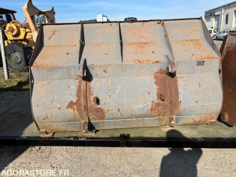 GODET DE CHARGEUR 2800 LITRES EN ATTACHE TYPE VOLVO - Žlica za nakladalnik: slika 4 GODET DE CHARGEUR 2800 LITRES EN ATTACHE TYPE VOLVO - Žlica za nakladalnik: slika 4