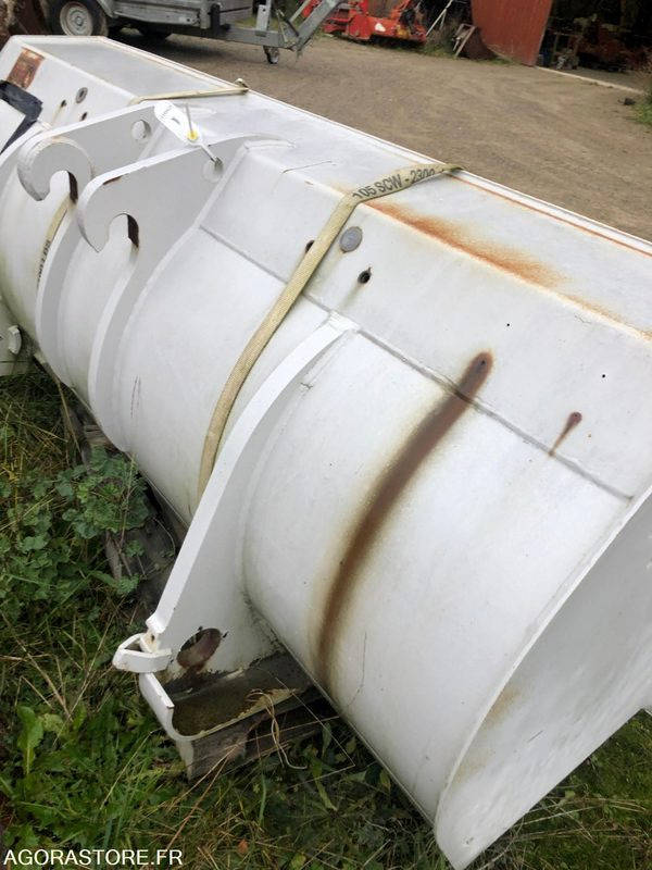 Godet neuf de chargeuse 2000mm New Holland W50, W60, W70, W80 - Žlica za nakladalnik: slika 3 Godet neuf de chargeuse 2000mm New Holland W50, W60, W70, W80 - Žlica za nakladalnik: slika 3