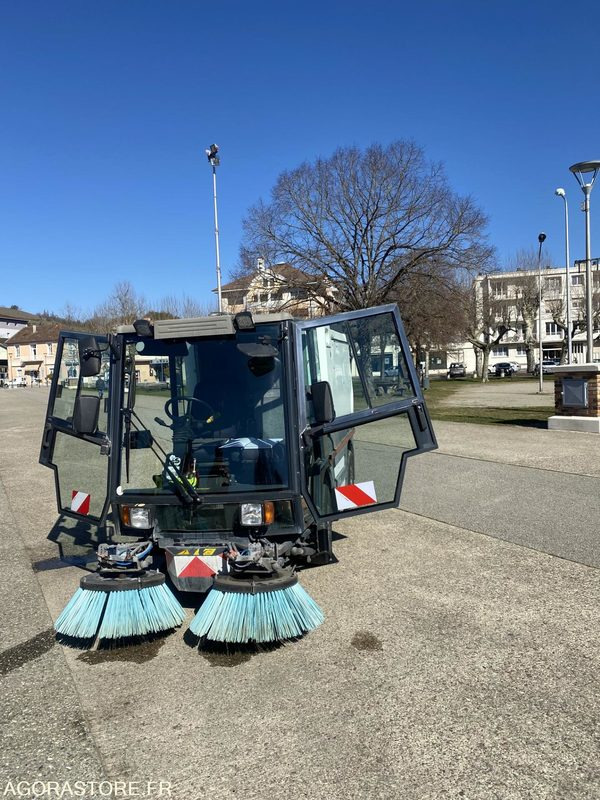 LOT DE DEUX BALAYEUSE SCHMIDT SWINGO 2001 ET 2003 + UNE BALAYEUSE BOSCHUNG 2001 - Vozilo za pometanje: slika 5 LOT DE DEUX BALAYEUSE SCHMIDT SWINGO 2001 ET 2003 + UNE BALAYEUSE BOSCHUNG 2001 - Vozilo za pometanje: slika 5