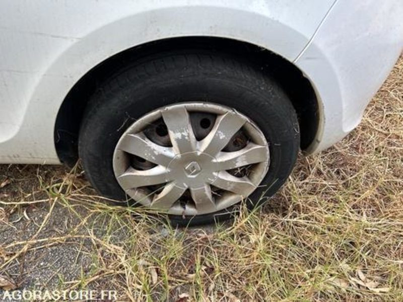 RENAULT CLIO - 1998 - 87625KM - CY588MA - Avtomobil: slika 4 RENAULT CLIO - 1998 - 87625KM - CY588MA - Avtomobil: slika 4