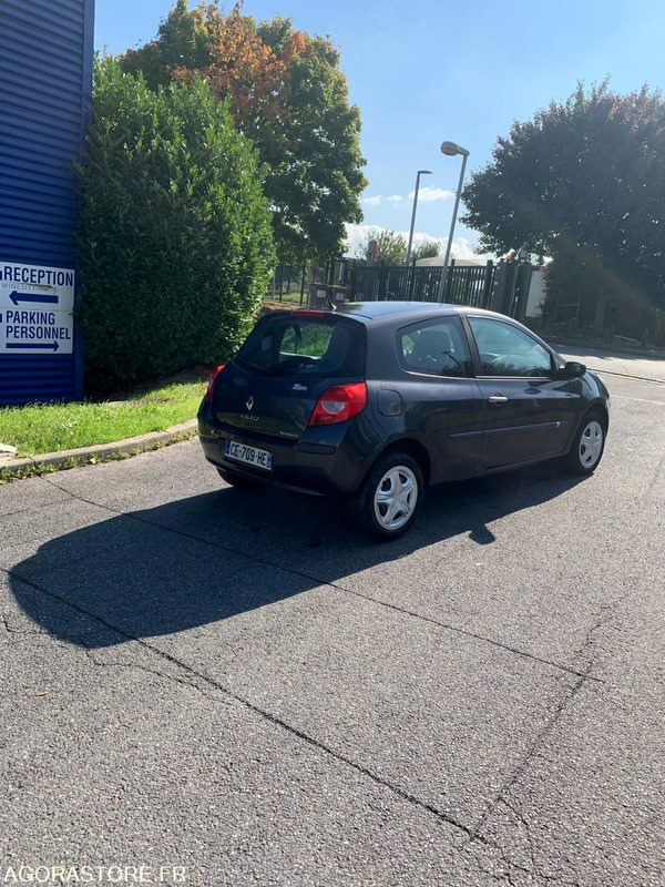 RENAULT CLIO III 16V 2006 238000 KM - Avtomobil: slika 3 RENAULT CLIO III 16V 2006 238000 KM - Avtomobil: slika 3