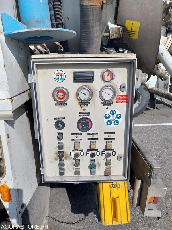 RENAULT Kerax 320 HUWER ADR 2002 (165000Km) ROULANT EXPORT UNIQUEMENT - Vakuumski tovornjak: slika 3 RENAULT Kerax 320 HUWER ADR 2002 (165000Km) ROULANT EXPORT UNIQUEMENT - Vakuumski tovornjak: slika 3