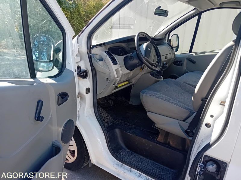RENAULT TRAFIC VP DCI 100 TPMR - 134000km - 2006 - Furgon: slika 5 RENAULT TRAFIC VP DCI 100 TPMR - 134000km - 2006 - Furgon: slika 5