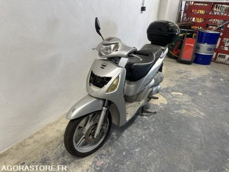 SCOOTER HONDA SH125 - 2001 - 24167KM - 1087GF2A - Motorno kolo: slika 2 SCOOTER HONDA SH125 - 2001 - 24167KM - 1087GF2A - Motorno kolo: slika 2