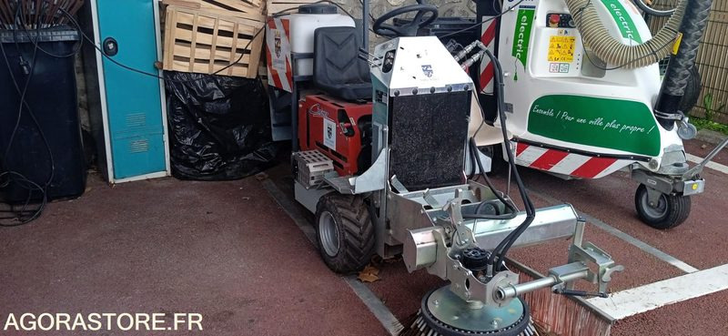 Balayeuse désherbeuse deneigeuse COCHET type GECKO automotrice 27 heures 2021 - Vozilo za pometanje: slika 1 Balayeuse désherbeuse deneigeuse COCHET type GECKO automotrice 27 heures 2021 - Vozilo za pometanje: slika 1