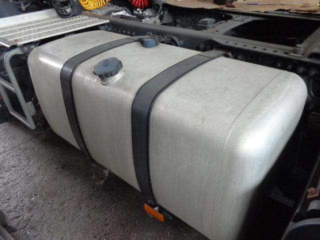 Mercedes-Benz aluminum with brackets - Rezervoar za gorivo za Tovornjak: slika 3 Mercedes-Benz aluminum with brackets - Rezervoar za gorivo za Tovornjak: slika 3