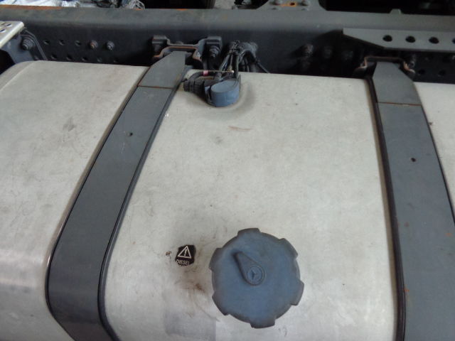 Mercedes-Benz aluminum with brackets - Rezervoar za gorivo za Tovornjak: slika 4 Mercedes-Benz aluminum with brackets - Rezervoar za gorivo za Tovornjak: slika 4