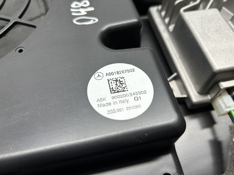 Mercedes-Benz subwoofer, speaker 24V - Kabina in notranjost za Tovornjak: slika 4 Mercedes-Benz subwoofer, speaker 24V - Kabina in notranjost za Tovornjak: slika 4