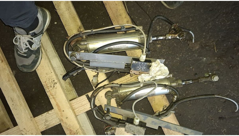 Neoplan BODE цилиндр закрытия - Hidravlični cilinder: slika 1 Neoplan BODE цилиндр закрытия - Hidravlični cilinder: slika 1