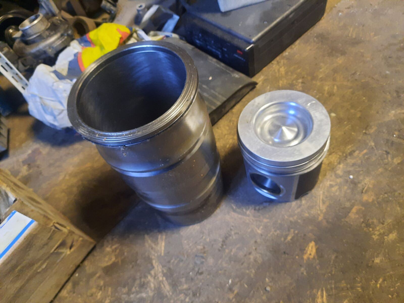 Scania  - Motor in deli: slika 1 Scania  - Motor in deli: slika 1