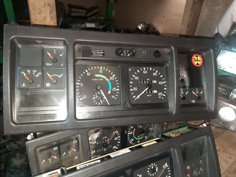 Volvo 70361832-1 . 70361831. 70329201-2 .22205475-P03. 70392912-P01/ - Armaturna plošča: slika 1 Volvo 70361832-1 . 70361831. 70329201-2 .22205475-P03. 70392912-P01/ - Armaturna plošča: slika 1
