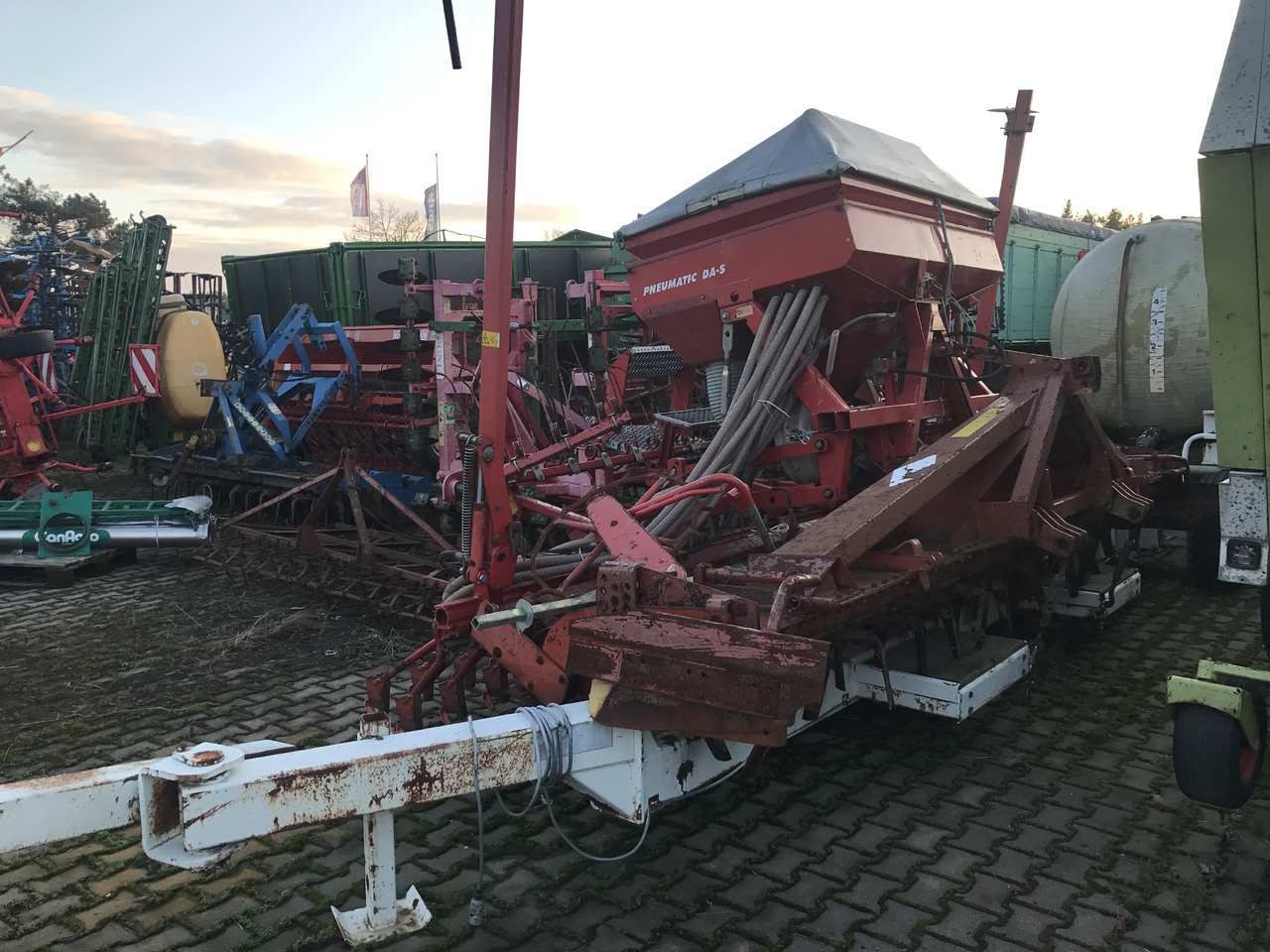 Kverneland ACCORD Pneumatic DA-S KUHN + Kuhn 4.50m - Sejalni kombajn: slika 1 Kverneland ACCORD Pneumatic DA-S KUHN + Kuhn 4.50m - Sejalni kombajn: slika 1