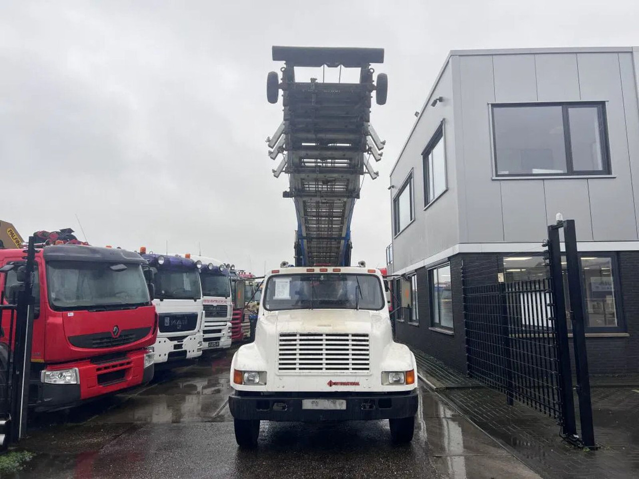 International 4600 4x2 210HP + TEUPEN hyL International 4600 4x2 210HP + TEUPEN hyLI - Dvižna ploščad montirana na tovornjak: slika 2 International 4600 4x2 210HP + TEUPEN hyL International 4600 4x2 210HP + TEUPEN hyLI - Dvižna ploščad montirana na tovornjak: slika 2