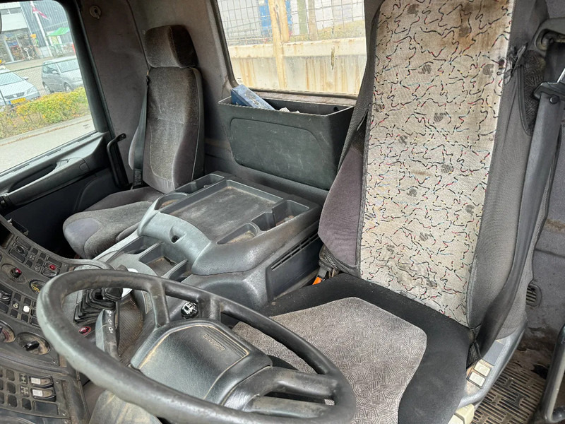 Tovornjak s kesonom, Tovornjak z dvigalom Scania P124-360 6X4 EURO 2 HIAB 200 C-5 ALL 2000: slika 18