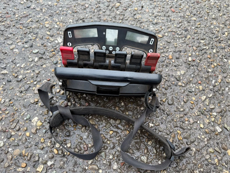 Scania R500 V8 8X4 + HIAB 220-5 + REMOTE + CABLELIFT - FULL STEEL SUSP. MANUAL GEAR. BIG AXLES - Tovornjak - kabelski sistem, Tovornjak z dvigalom: slika 3 Scania R500 V8 8X4 + HIAB 220-5 + REMOTE + CABLELIFT - FULL STEEL SUSP. MANUAL GEAR. BIG AXLES - Tovornjak - kabelski sistem, Tovornjak z dvigalom: slika 3