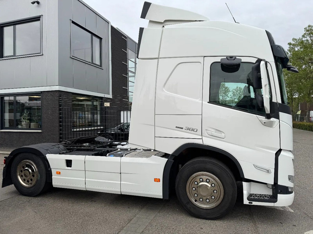 Volvo FM 380 4X2 EURO 6 NEW FACE SKIRTS AIRCO SPOILERS - Vlačilec: slika 4 Volvo FM 380 4X2 EURO 6 NEW FACE SKIRTS AIRCO SPOILERS - Vlačilec: slika 4