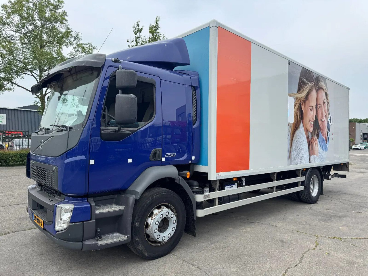 Volvo FL 250 4X2 - EURO 6 + DHOLLANDIA LIFT + TÜV 04-2 - Tovornjak zabojnik: slika 1 Volvo FL 250 4X2 - EURO 6 + DHOLLANDIA LIFT + TÜV 04-2 - Tovornjak zabojnik: slika 1