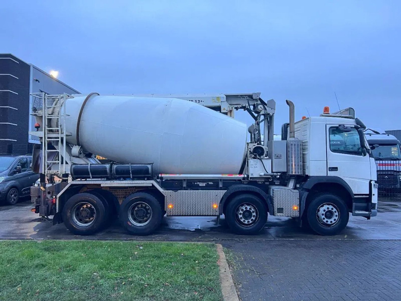 Volvo FM 410 8X4 - 3 UNITS! + MIXER 9m3 + LIEBHERR CON Volvo FM 410 8X4 - 3 UNITS! + MIXER 9m3 + LIEBHERR CON - Avtomešalec: slika 2 Volvo FM 410 8X4 - 3 UNITS! + MIXER 9m3 + LIEBHERR CON Volvo FM 410 8X4 - 3 UNITS! + MIXER 9m3 + LIEBHERR CON - Avtomešalec: slika 2