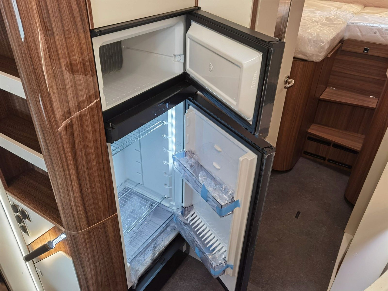 Polintegriran avtodom Eura Mobil CONTURA 766 EB / LUMINARY PAKET / EINZELBETTEN: slika 15