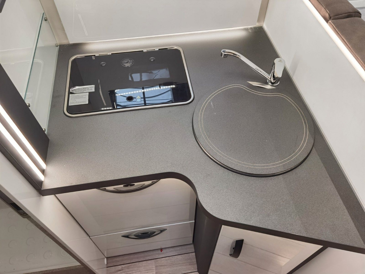 Polintegriran avtodom Forster T 745 EB /-2025-/ 140PS / EINZELBETTEN & RAUMBAD: slika 18