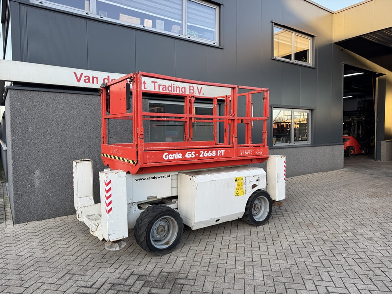 Genie GS 2668 RT Hoogwerker / Arbeitsbuhne 10mtr werkhoogte 4x4 kubota DIESEL 2010 - Škarjasta dvižna ploščad: slika 2 Genie GS 2668 RT Hoogwerker / Arbeitsbuhne 10mtr werkhoogte 4x4 kubota DIESEL 2010 - Škarjasta dvižna ploščad: slika 2