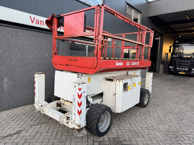 Genie GS 3369 RT Hoogwerker / Arbeitsbuhne 12mtr werkhoogte 4x4 Kubota DIESEL 2013 - Škarjasta dvižna ploščad: slika 3 Genie GS 3369 RT Hoogwerker / Arbeitsbuhne 12mtr werkhoogte 4x4 Kubota DIESEL 2013 - Škarjasta dvižna ploščad: slika 3