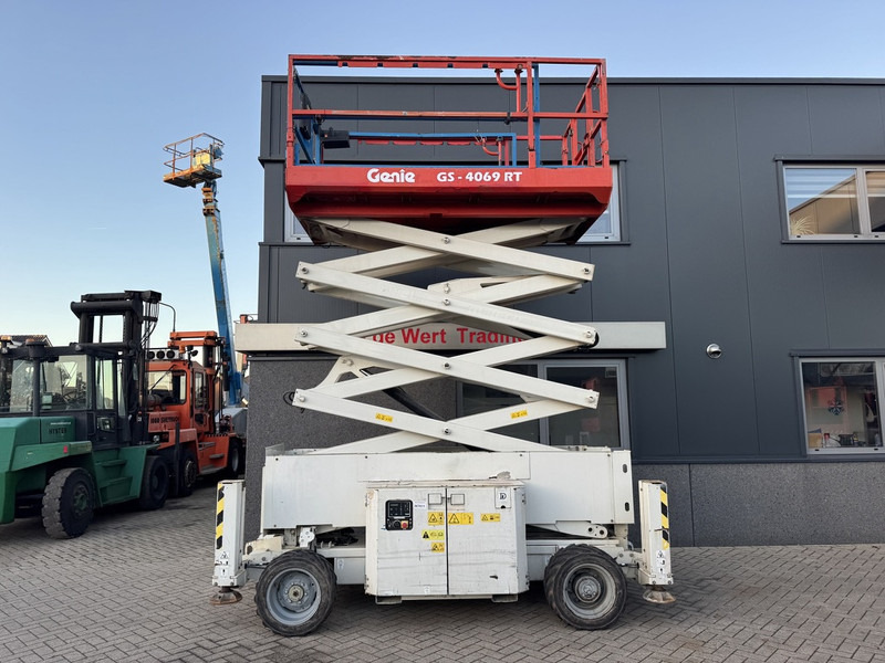 Genie GS 4069 RT Hoogwerker / Arbeitsbuhne 14mtr werkhoogte 4x4 Kubota DIESEL 2012 - Škarjasta dvižna ploščad: slika 5 Genie GS 4069 RT Hoogwerker / Arbeitsbuhne 14mtr werkhoogte 4x4 Kubota DIESEL 2012 - Škarjasta dvižna ploščad: slika 5