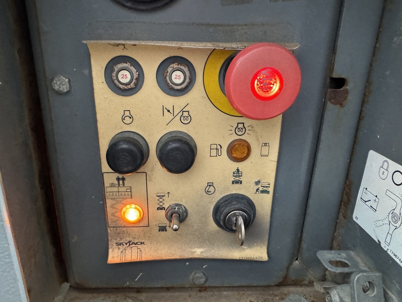 Škarjasta dvižna ploščad Skyjack SJ 6832RT Schaarhoogwerker / Scissor / Arbeitsbuhne 2016 4X4 Kubota Diesel 12M Werkhoogte: slika 14