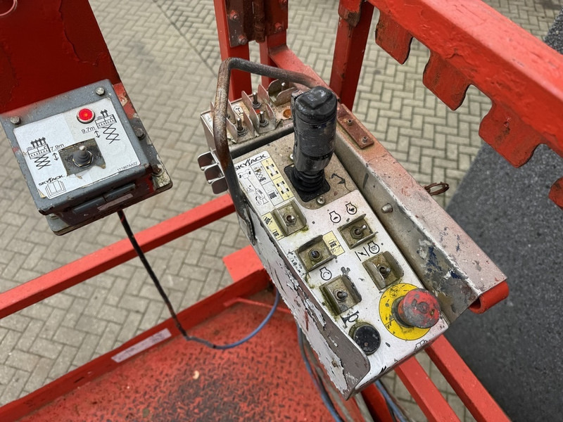 Škarjasta dvižna ploščad Skyjack SJ 6832RT Schaarhoogwerker / Scissor / Arbeitsbuhne 2016 4X4 Kubota Diesel 12M Werkhoogte: slika 13