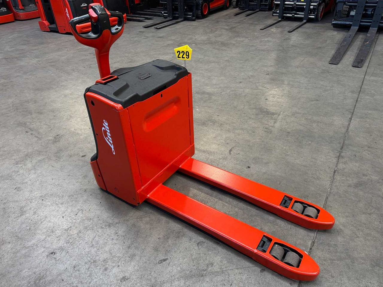 17/2024 LINDE T16 1,600KG PALLET TRUCK ANT STACKER INITIAL STROKE 1,691 HOURS - Viličar: slika 2 17/2024 LINDE T16 1,600KG PALLET TRUCK ANT STACKER INITIAL STROKE 1,691 HOURS - Viličar: slika 2